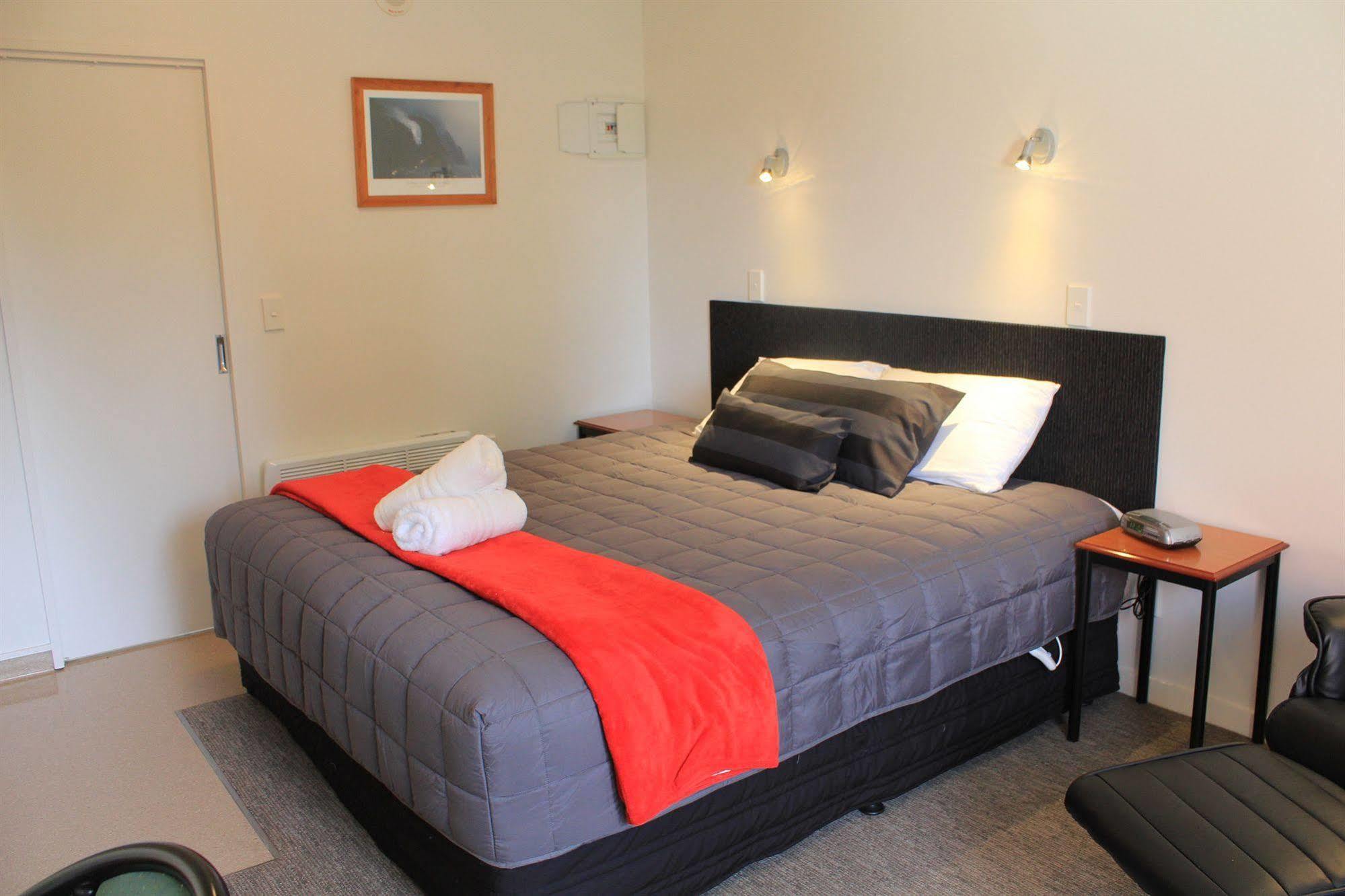 Bella Vista Motel Te Anau Exteriör bild